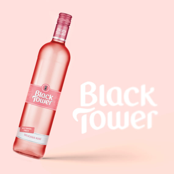 Eine Flasche mit alkoholfreiem Rosé der Marke "Black Tower"